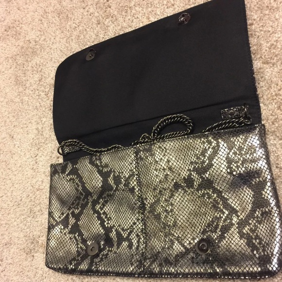 New Guess Purse - Picture 9 of 12